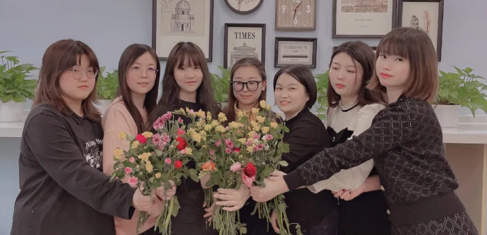 3·8妇女节——j9九游集团科技鲜花萦绕，美好相伴